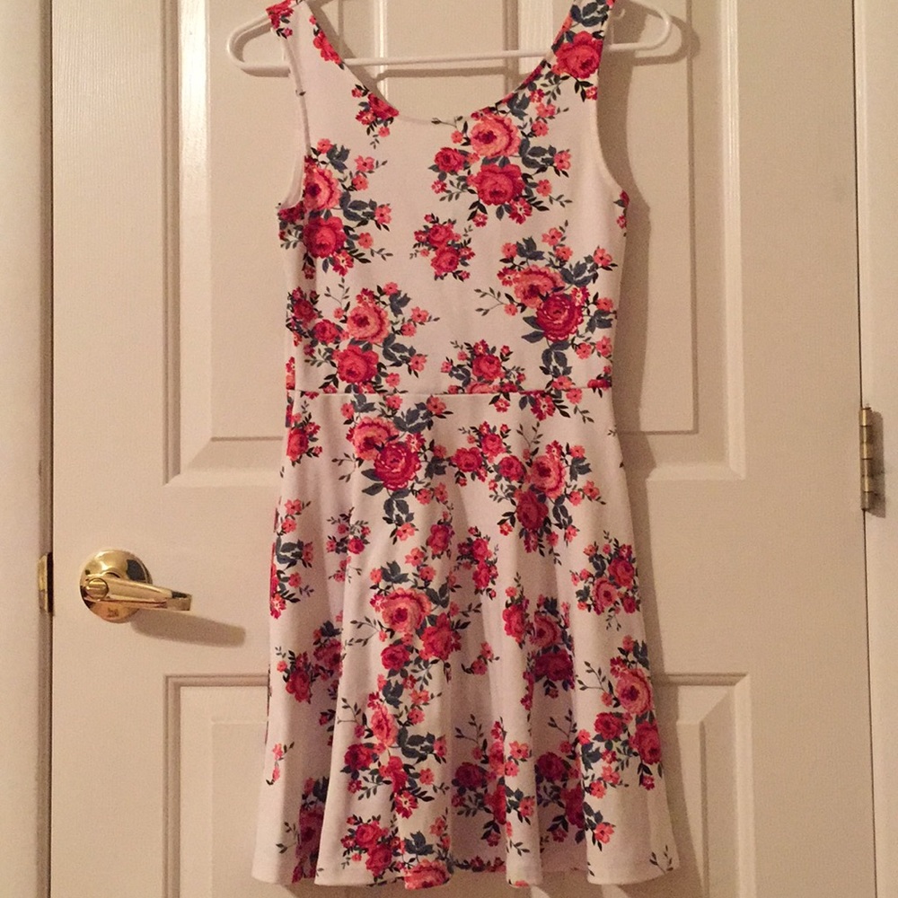 White floral A-line dress 🌹